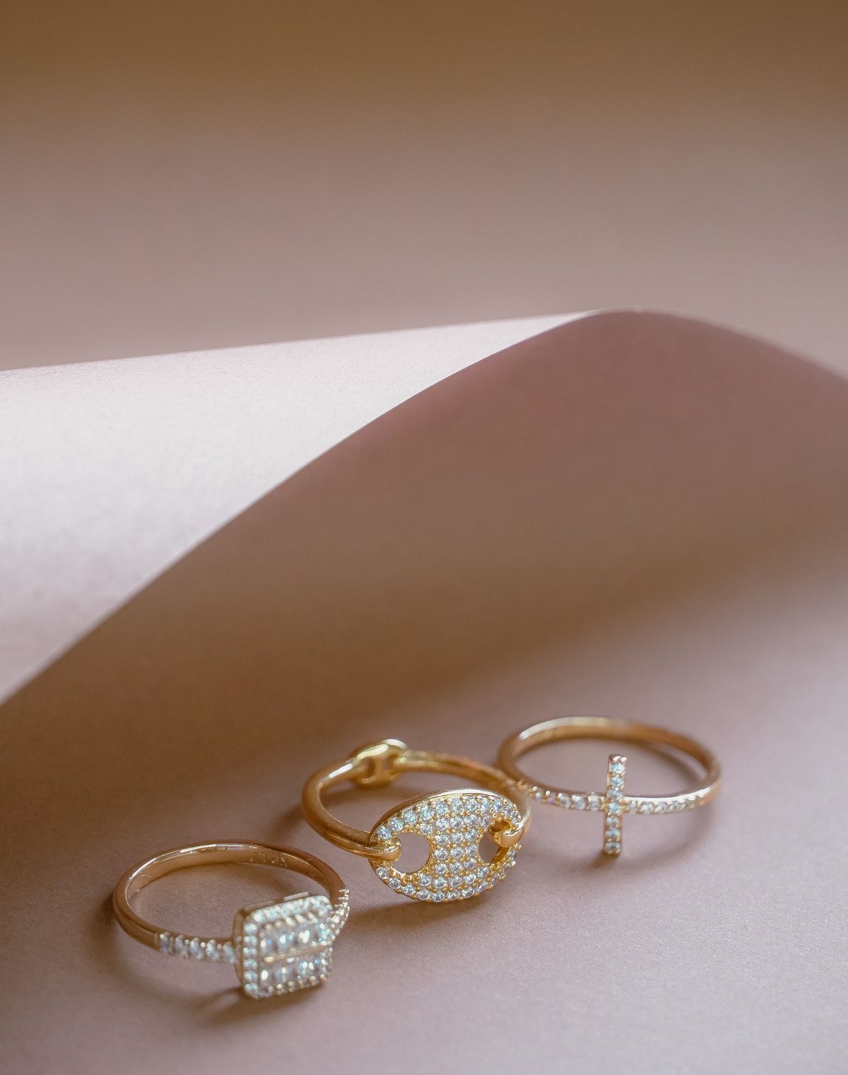 gold ring photo cut out on a pure white background for e-commerce
